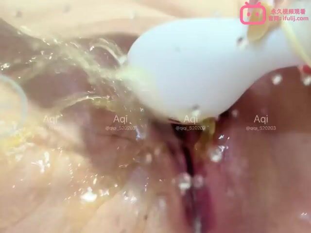 涩涩A哥 - 纪念母狗第一次喷水全过程！！！ 小黄文看的太湿想学女主用屁屁，家里没合适的棒棒，就找了好久以前的秒潮想双管齐下，拿都拿出来了试一下吧，啊啊..._1